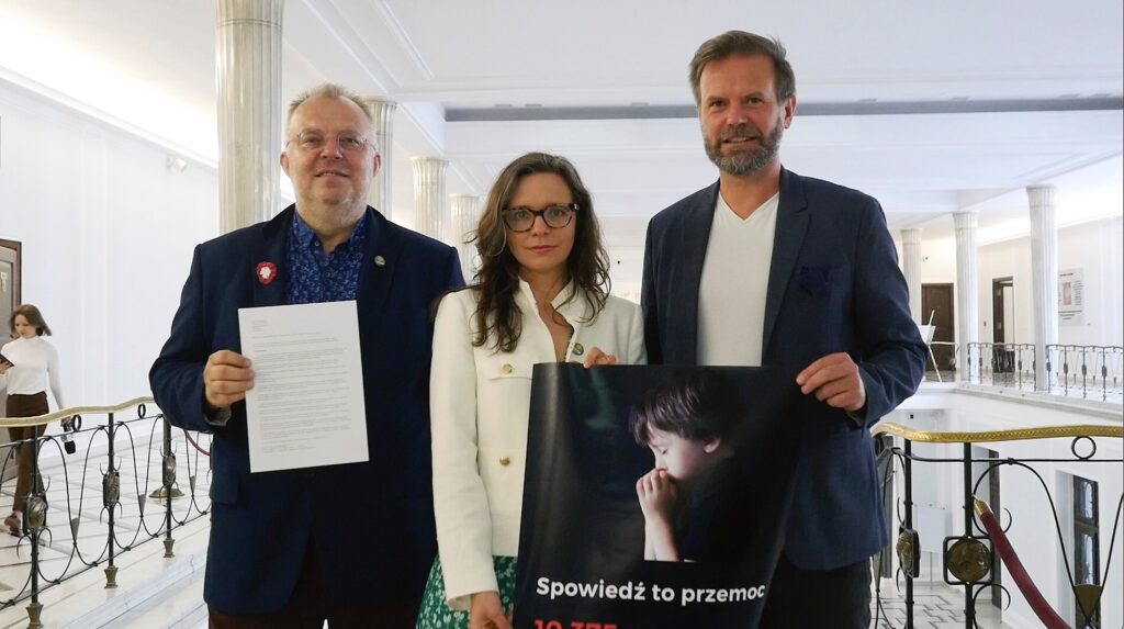 Rafał Betlejewski składający w Sejmie petycję na ręce Klaudii Jachiry